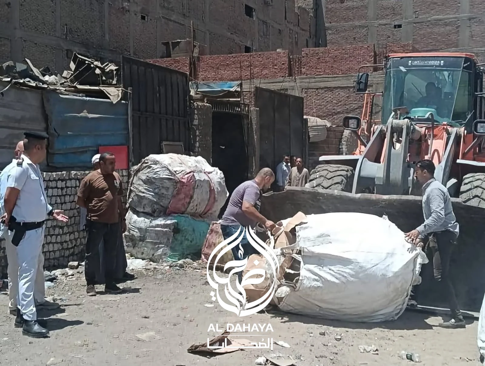 صورة 3 - حملات مكبرة بحي العمرانية لإغلاق مخازن الفرز والخردة المخالفة.. والتحفظ على 8 مركبات 