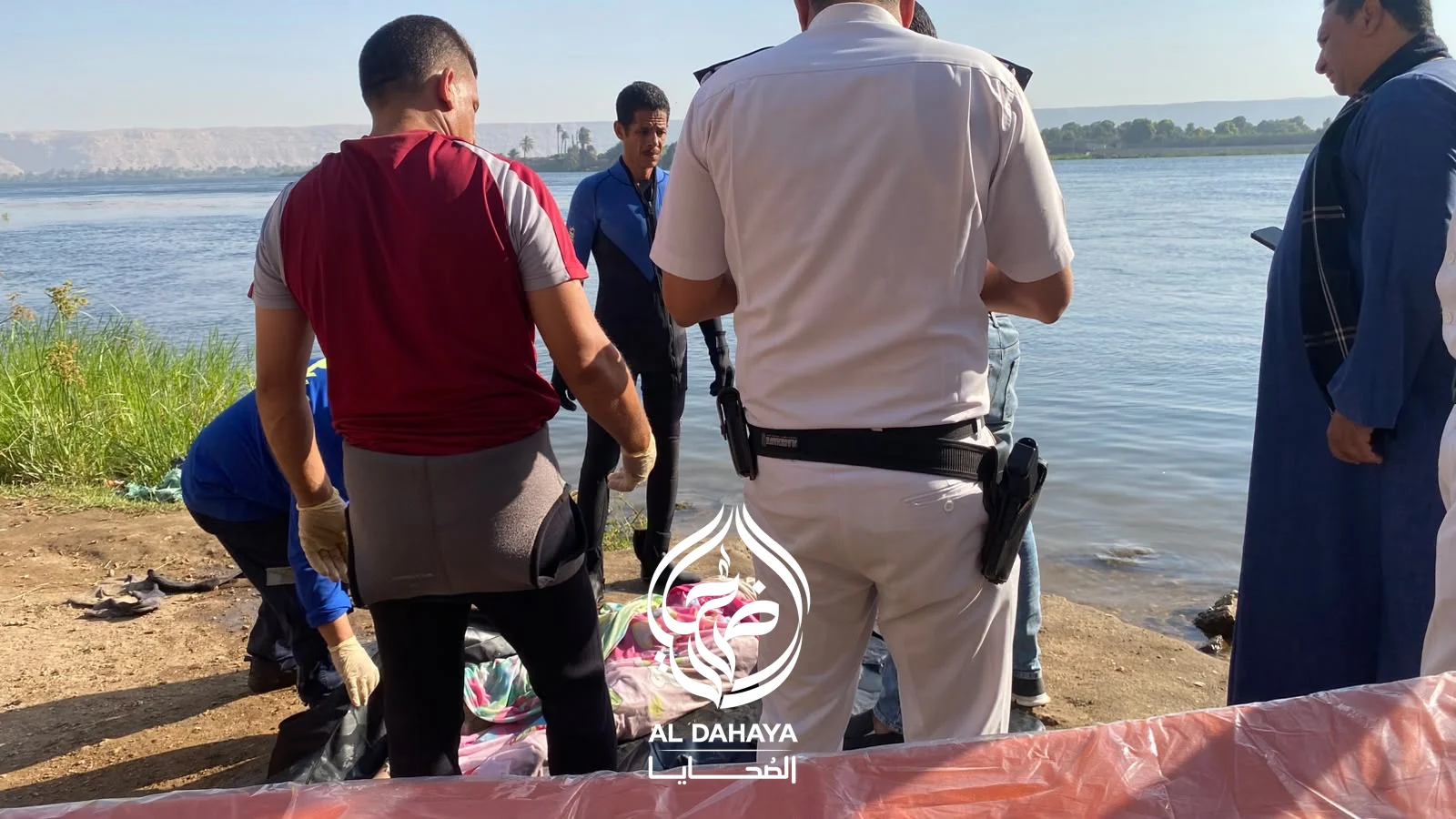 صورة 2 - بالصور و الفيديو :: انتشال جثمان مجهول الهوية من مياه النيل أمام السلخانة بمركز المراغة.. 