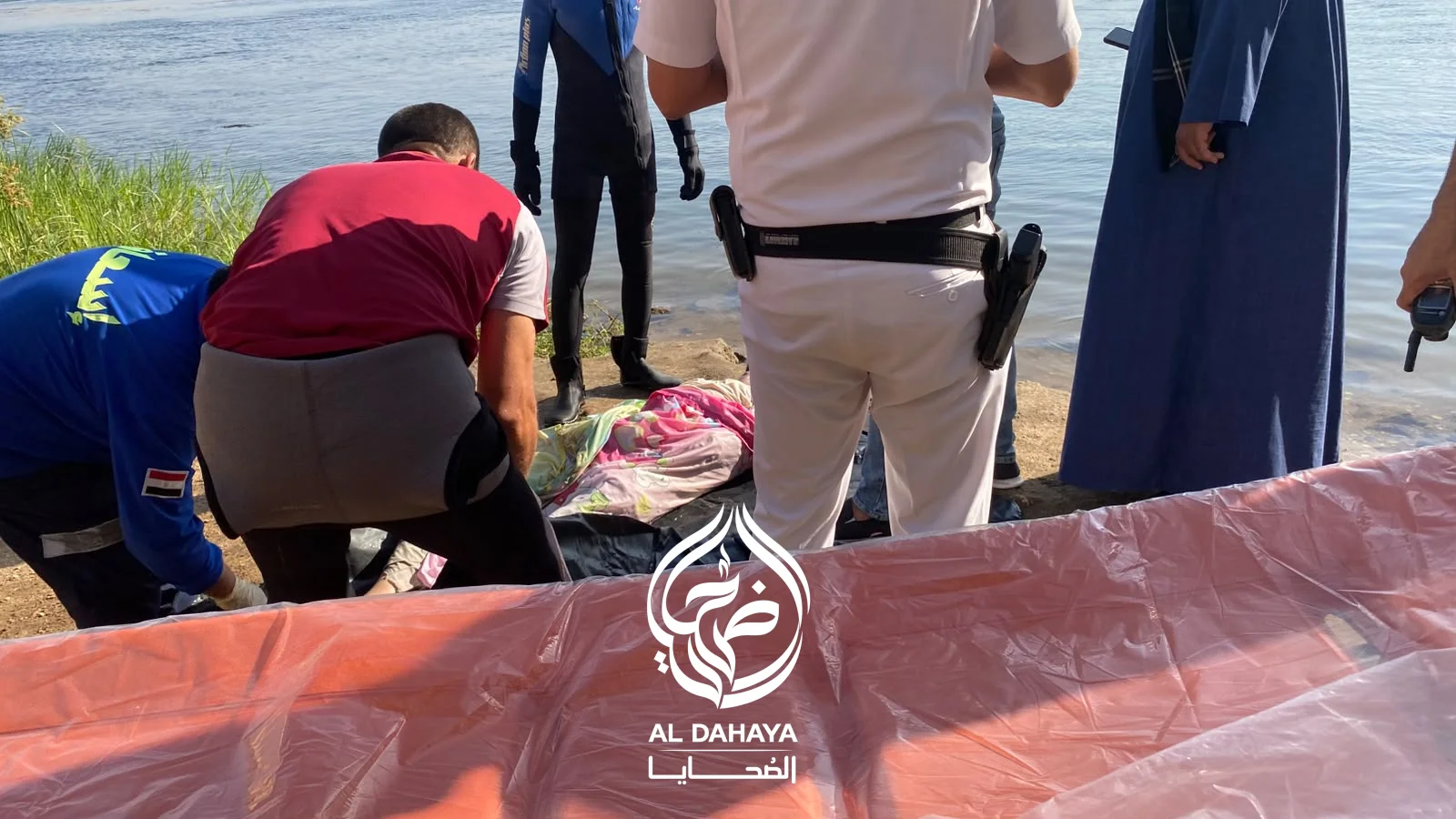 صورة 6 - بالصور و الفيديو :: انتشال جثمان مجهول الهوية من مياه النيل أمام السلخانة بمركز المراغة.. 