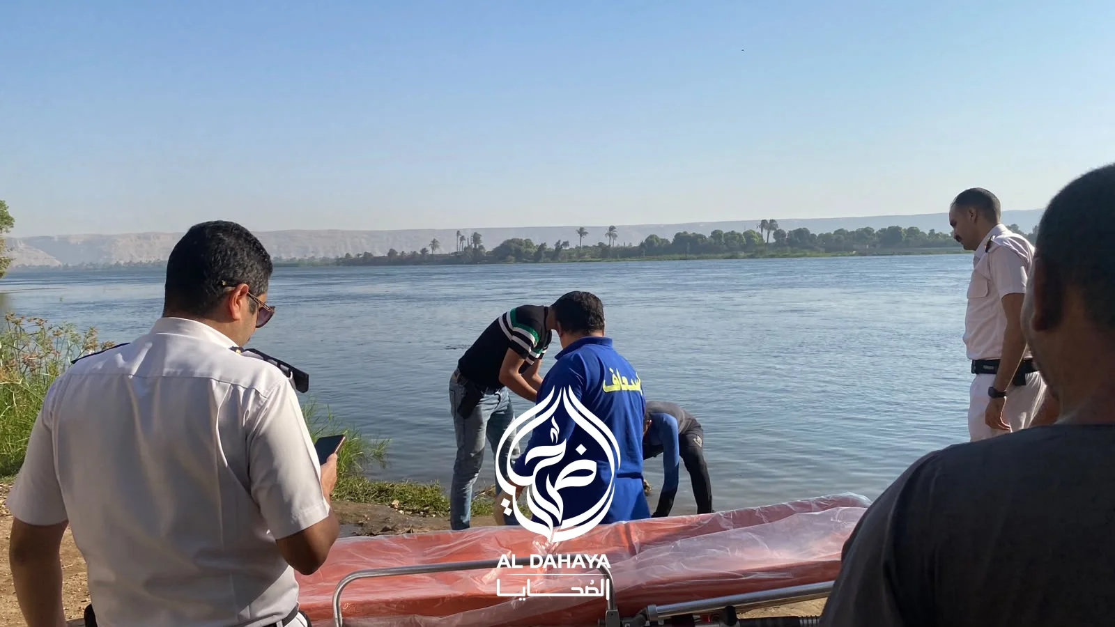 صورة 7 - بالصور و الفيديو :: انتشال جثمان مجهول الهوية من مياه النيل أمام السلخانة بمركز المراغة.. 