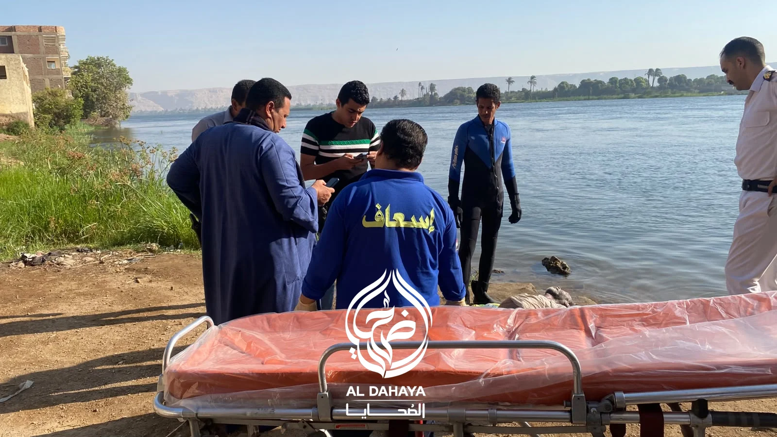 صورة 8 - بالصور و الفيديو :: انتشال جثمان مجهول الهوية من مياه النيل أمام السلخانة بمركز المراغة.. 