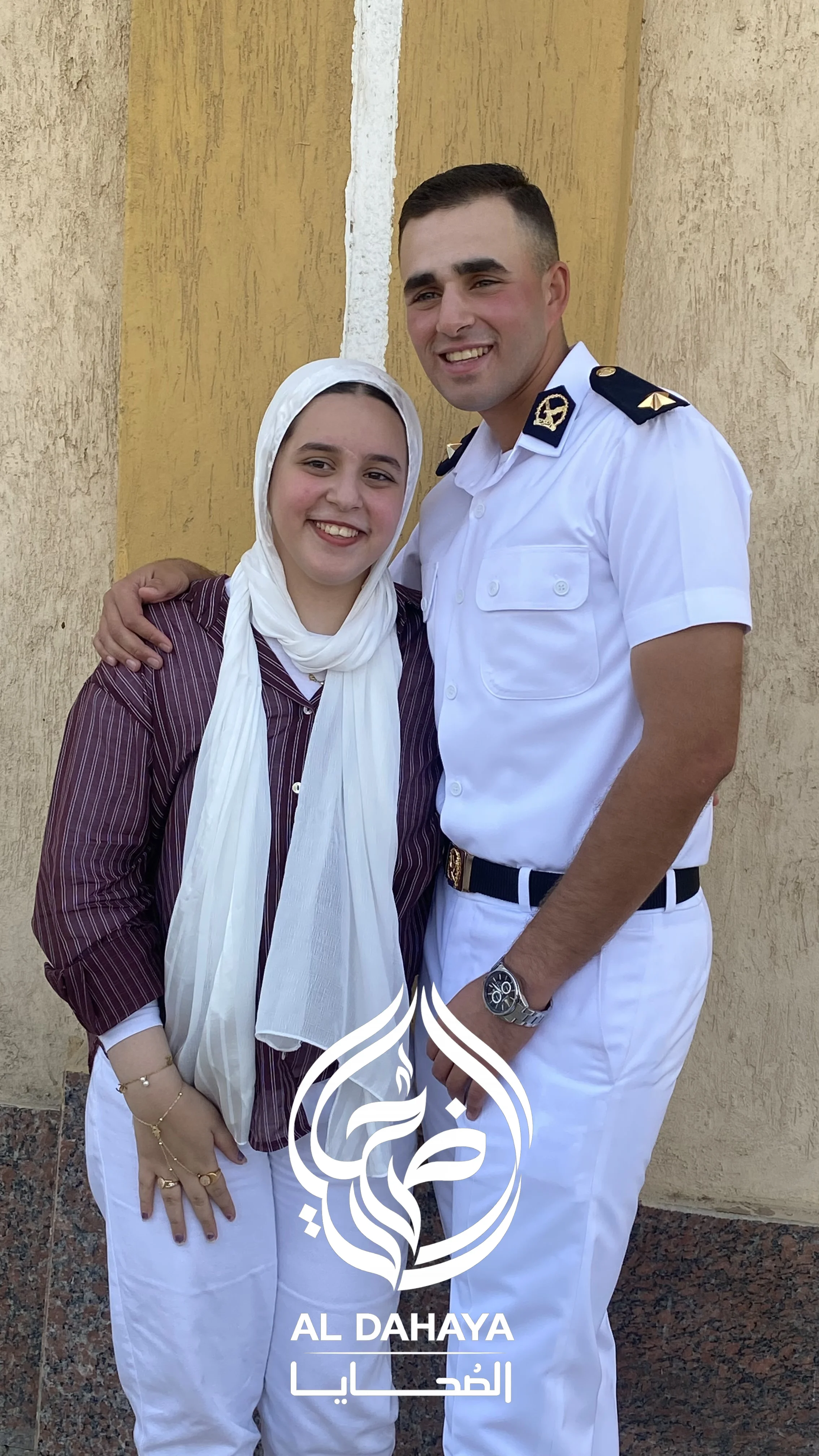 صورة 1 - 3. الإعلامي وليد أبو عقيل وأسرة موقع الضحايا يهنئون الأستاذ ياسر مصطفى أبو عقيل بتخرج نجله الملازم مصطفى من كلية الشرطة
